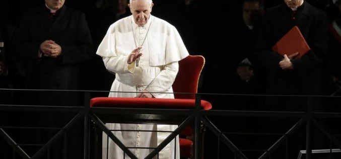Amu-Papa prezide Via Crucis iha Coliseu: “Mai ita la’o hamutuk iha dalan Krús nian”