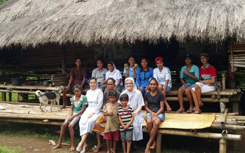 Vizita menina larista nia familia